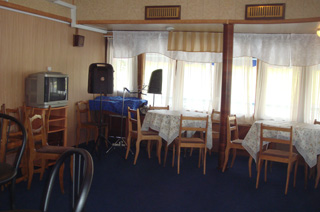 Ресторан - Бар на средней палубе теплохода Поэт Тукай 305, речные круизы по России.