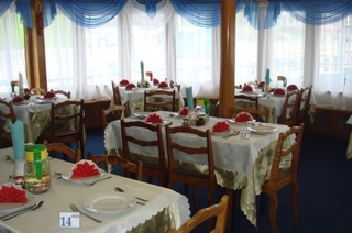 Ресторан на главной палубе  теплохода Поэт Тукай 305, речные круизы по России.