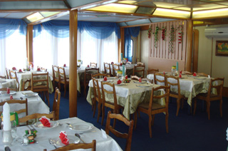 Ресторан на главной палубе  теплохода Поэт Тукай 305, речные круизы по России.