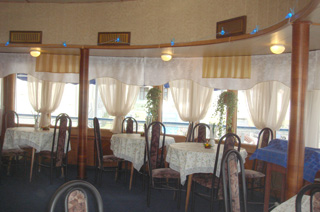 Ресторан - Бар на средней палубе теплохода Поэт Тукай 305, речные круизы по России.