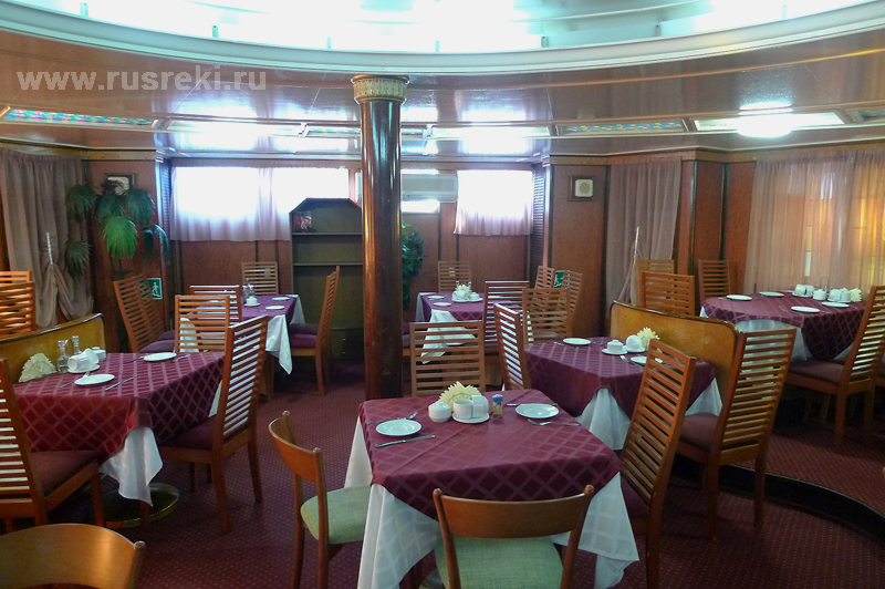 Ресторан на главной палубе теплохода 'Илья Муромец', речные круизы