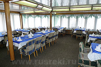 Ресторан на теплоходе "Адмирал Кузнецов", речные круизы.