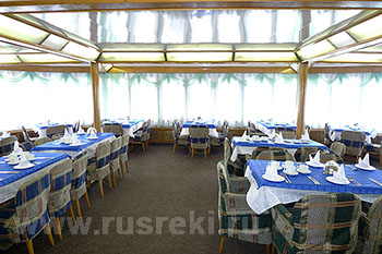Ресторан на теплоходе "Адмирал Кузнецов", речные круизы.