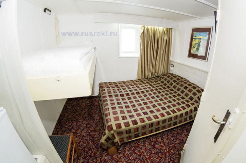 Каюта категории А: 1 семейная кровать + 1 дополнительное верхнее спальное место, теплоход 'Князь Владимир'