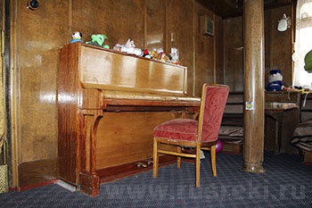 Пианино на теплоходе 'Александр Матросов' в круизе по сибирской реке Енисей